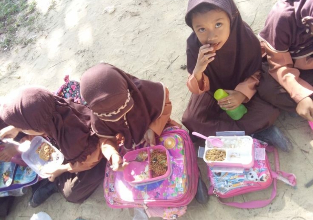 Kebiasaan membawa bekal ini, meski sederhana, menciptakan ikatan dan kebersamaan.