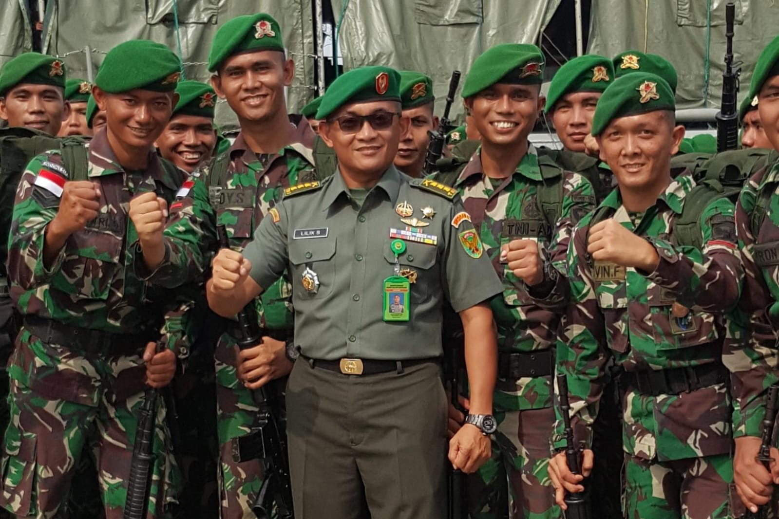 Mayjen Lilik Sudaryani sewaktu menyandang pangkat kolonel bersama personel TNI AD. (DOK PRIBADI)