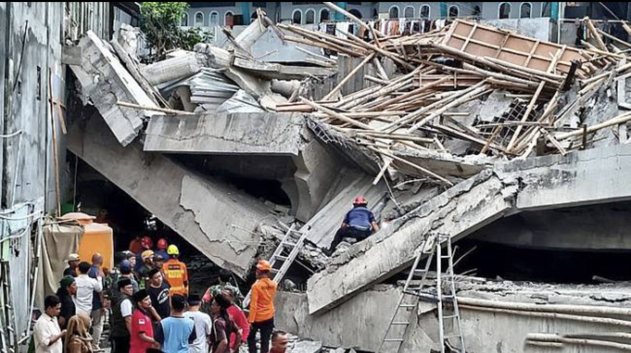 Bangunan lama Ponpes Al Khoziny Sidoarjo miring akibat terdampak runtuhnya gedung musala tiga lantai. Proses evakuasi korban terkendala risiko roboh susulan.
