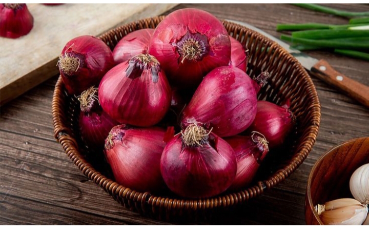 Bawang merah bukan hanya bumbu dapur wajib di hampir setiap masakan Indonesia, tapi juga menyimpan segudang manfaat untuk kesehatan tubuh.