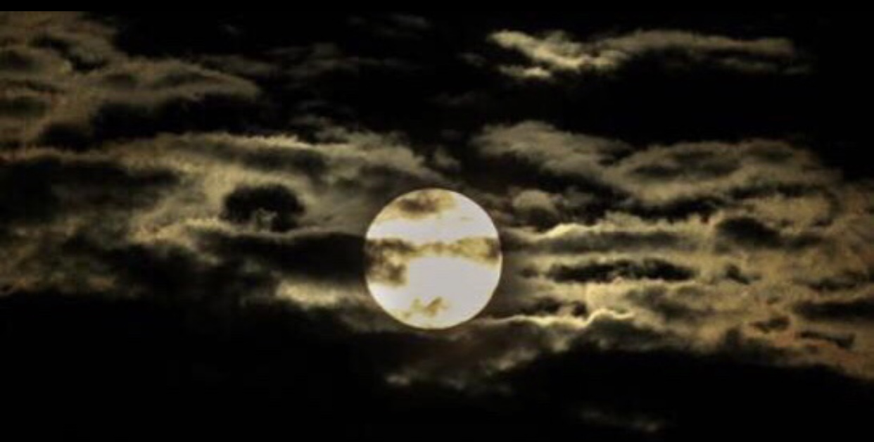 Malam ini, 7 Oktober 2025, fenomena Supermoon (purnama perigee) terjadi: Bulan tampak sekitar 14 % lebih besar dan 30 % lebih terang dari biasanya.(ANTARA News)