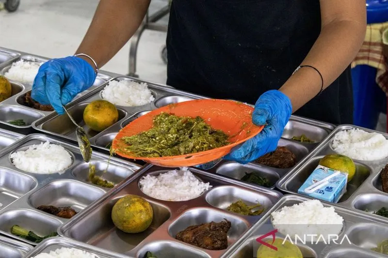 Kemenkes terbitkan SE percepatan sertifikasi higienis dapur MBG usai kasus keracunan massal capai 10.482 anak di seluruh Indonesia. (Foto: m.antaranews.com)