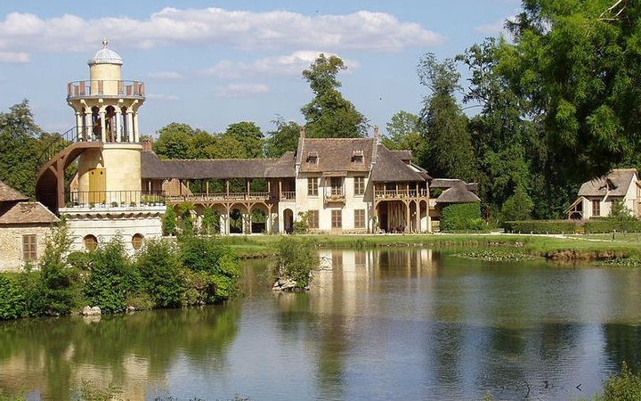 Hameau de la Reine adalah sebuah desa buatan bergaya pedesaan yang terletak di area Petit Trianon, bagian dari kompleks Istana Versailles di Prancis.