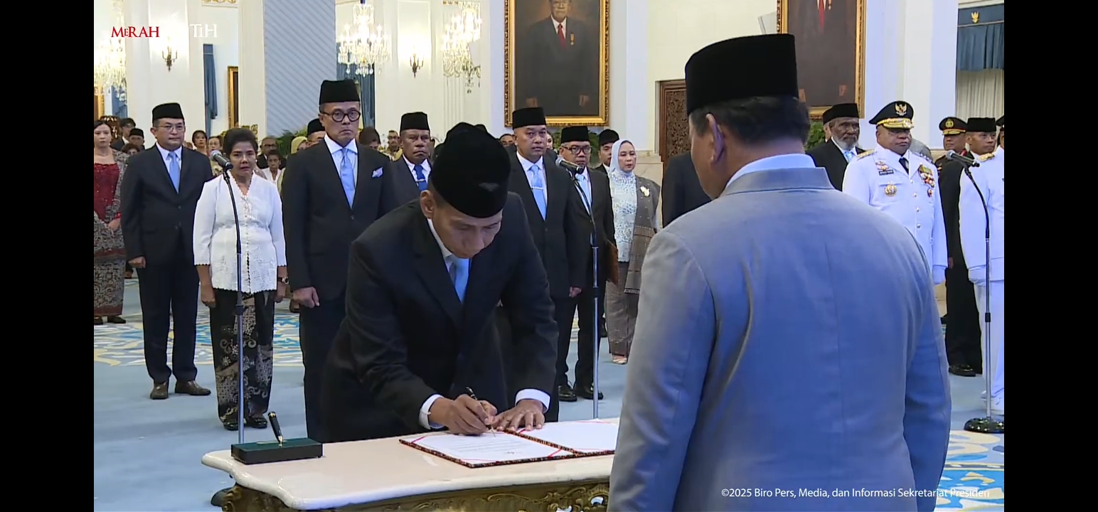 Presiden Prabowo lantik Komjen Pol (Purn) Akhmad Wiyagus sebagai Wakil Menteri Dalam Negeri. (Tangkapan Layar YouTube: Sekretariat Presiden)