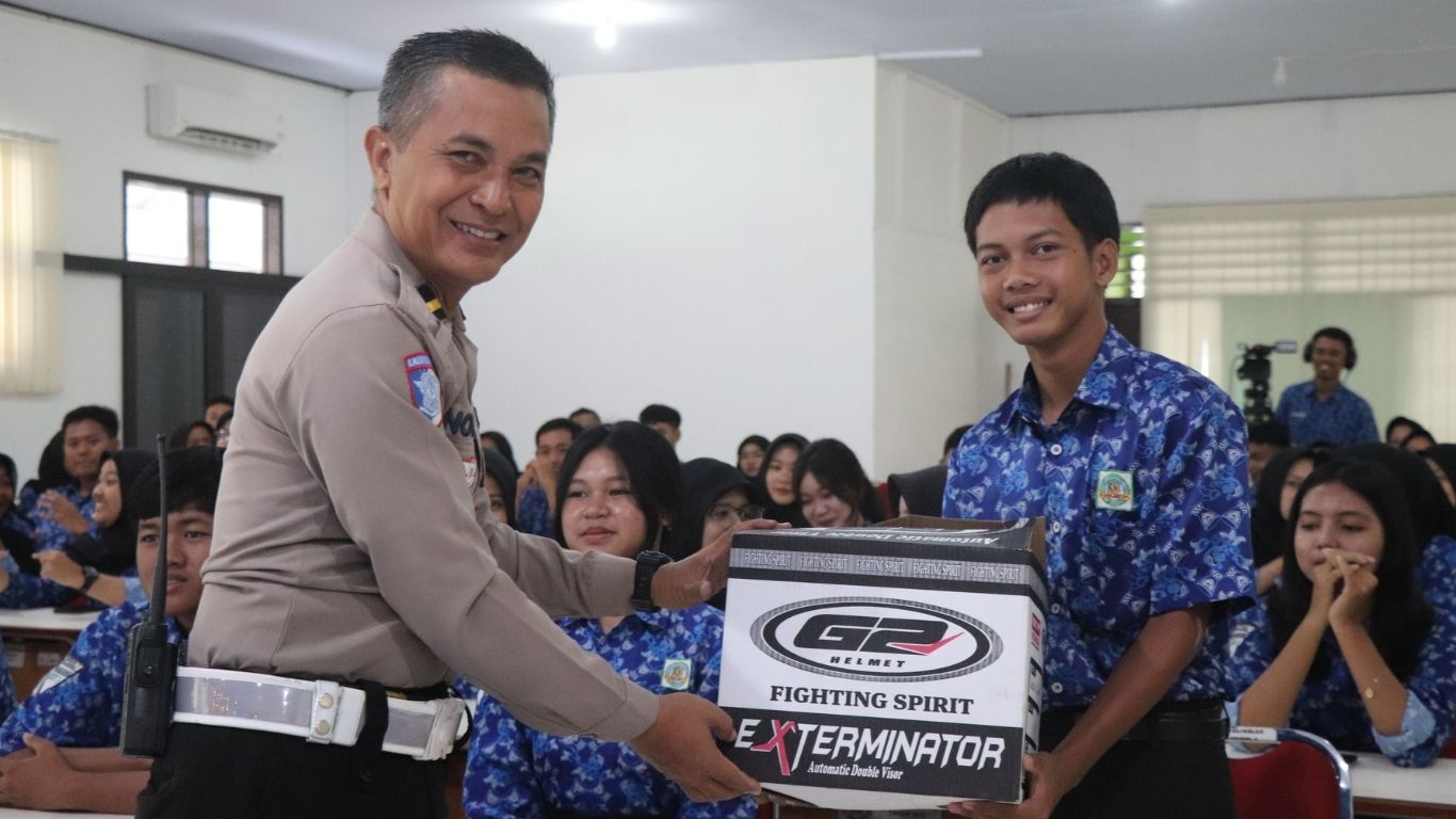 Penyerahan hadiah kepada siswa aktif bertanya dalam program Guru Tamu di SMKN 1 Boyolangu.