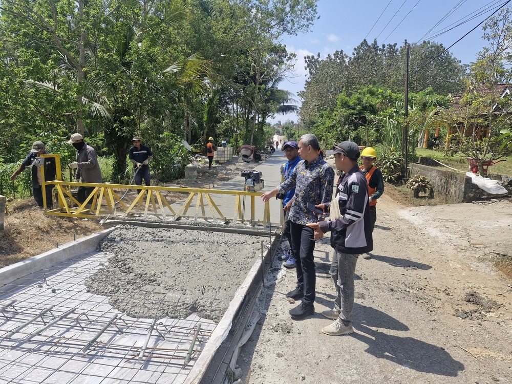 Plt Kepala Dinas PUPR Kabupaten Tulungagung Agus Sulistiyono dan jajaran mengecek proyek infrastruktur kontruksi jalan di Desa Kresikan.