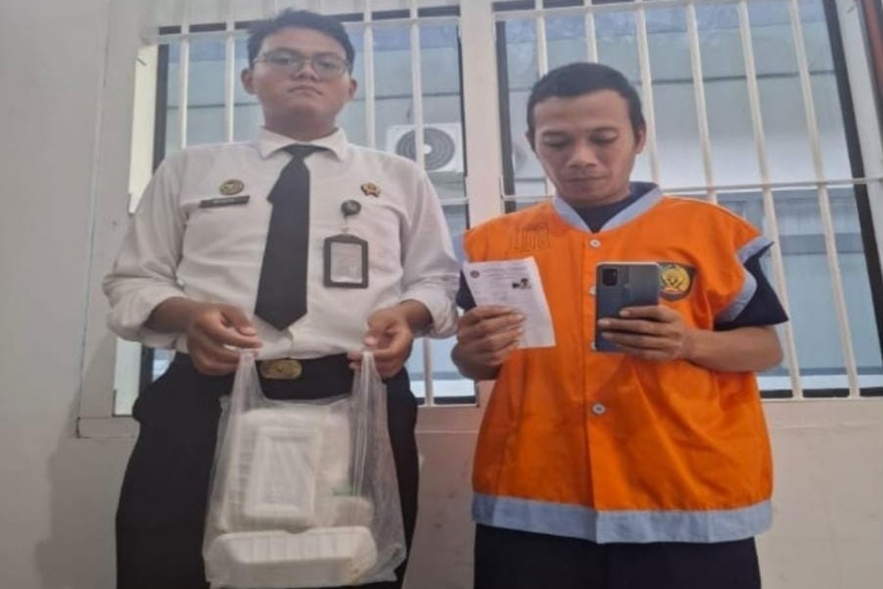 Petugas Lapas Klas IIB Tulungagung menunjukkan HP yang hendak diselundupkan ke dalam lapas.