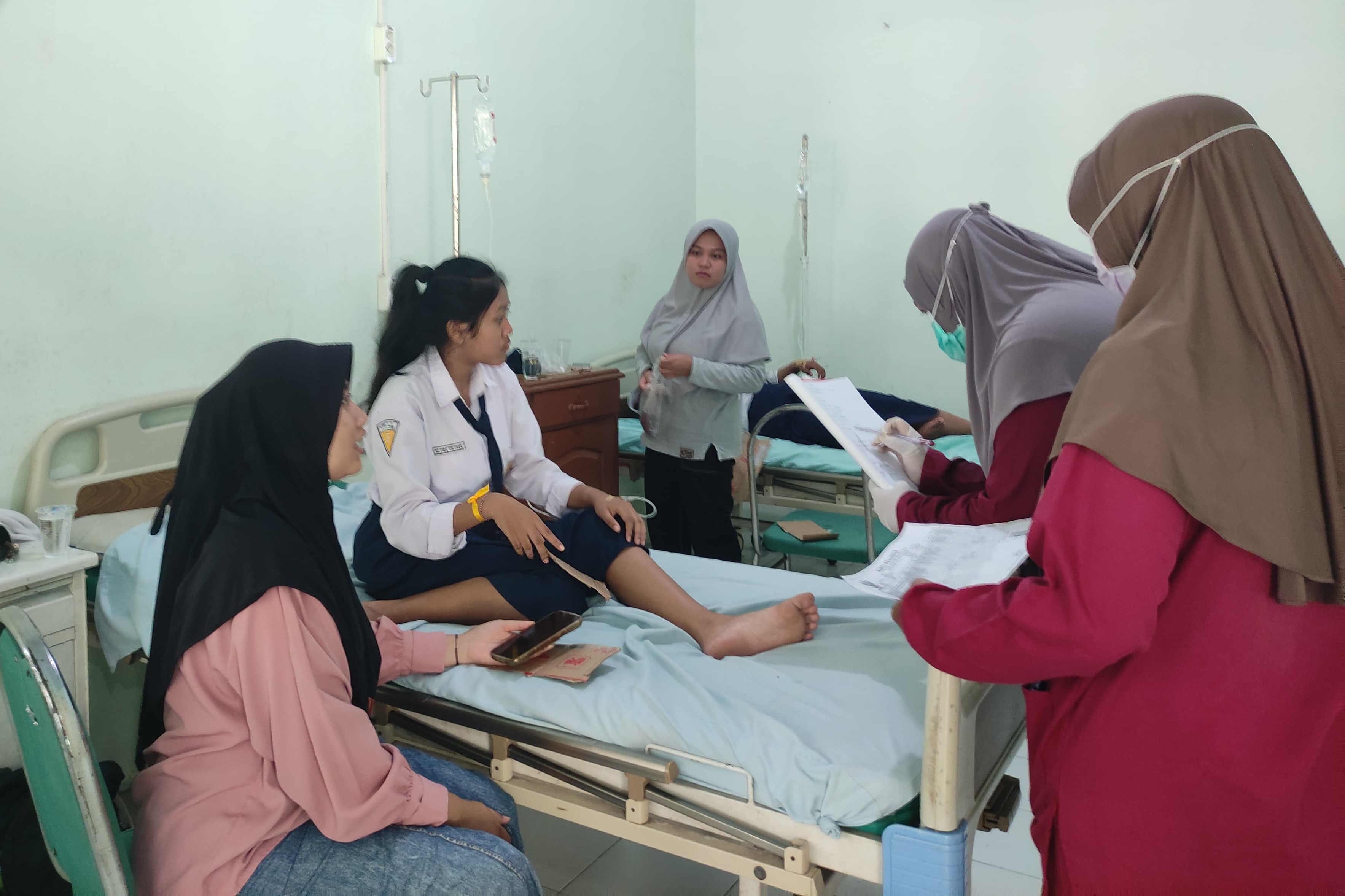 Salah satu siswa SMPN 1 Boyolangu yang mengalami keracunan MBG menjalani perawatan di Puskesmas Boyolangu. (SANDY YUWANA/RADAR TULUNGAGUNG)