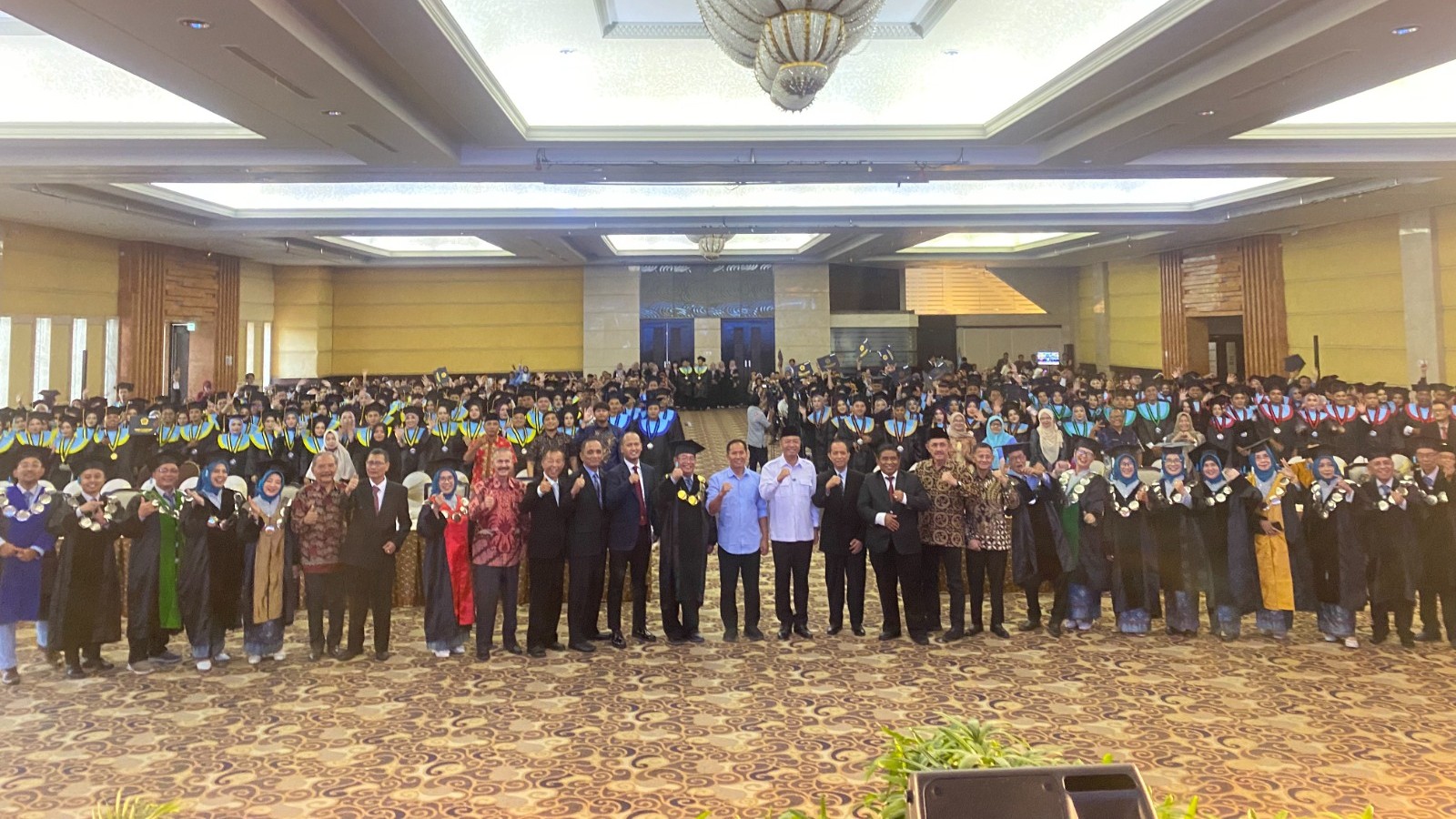 Seluruh civitas akademika UNITA berfoto bersama para undangan. Termasuk Bupati, Wabup, dan Ketua DPRD Tulungagung.