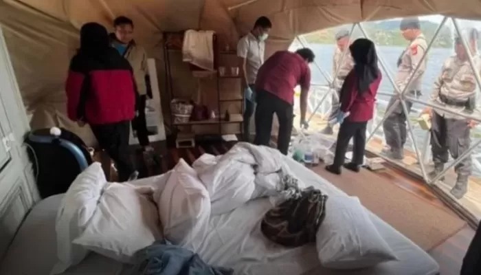 Momen romantis bulan madu pasangan pengantin baru di Solok berubah menjadi duka. Cindy tewas dan Gilang kritis akibat keracunan gas monoksida dari water heater.