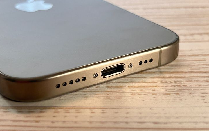 Suara kresek-kresek pada HP dan laptop sering kali disebabkan oleh debu dan kotoran yang menumpuk yang masuk pada lubang speaker.