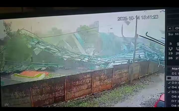 rekaman CCTV runtuhnya atap stadion Gelora Penataran (tiktok @whyyydi)