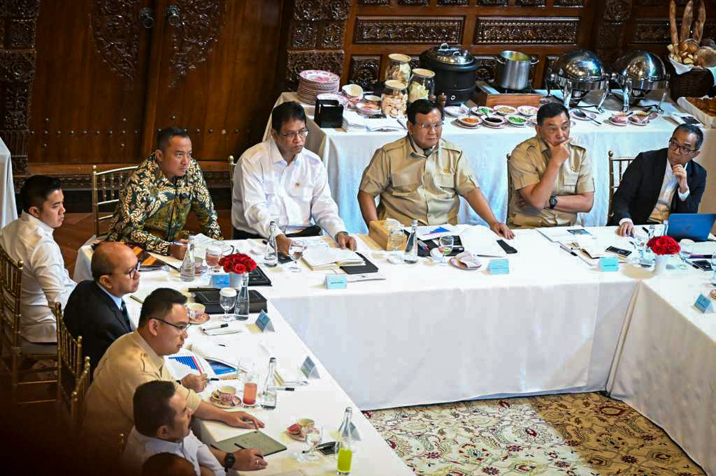 Presiden Prabowo memimpin rapat terbatas di Kertanegara. (BPMI SETPRES)