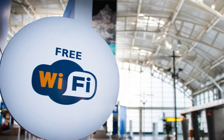 Penggunaan Wi-Fi public memang sangat efisien untuk orang yang sering bekerja atau beraktivitas di luar rumah.