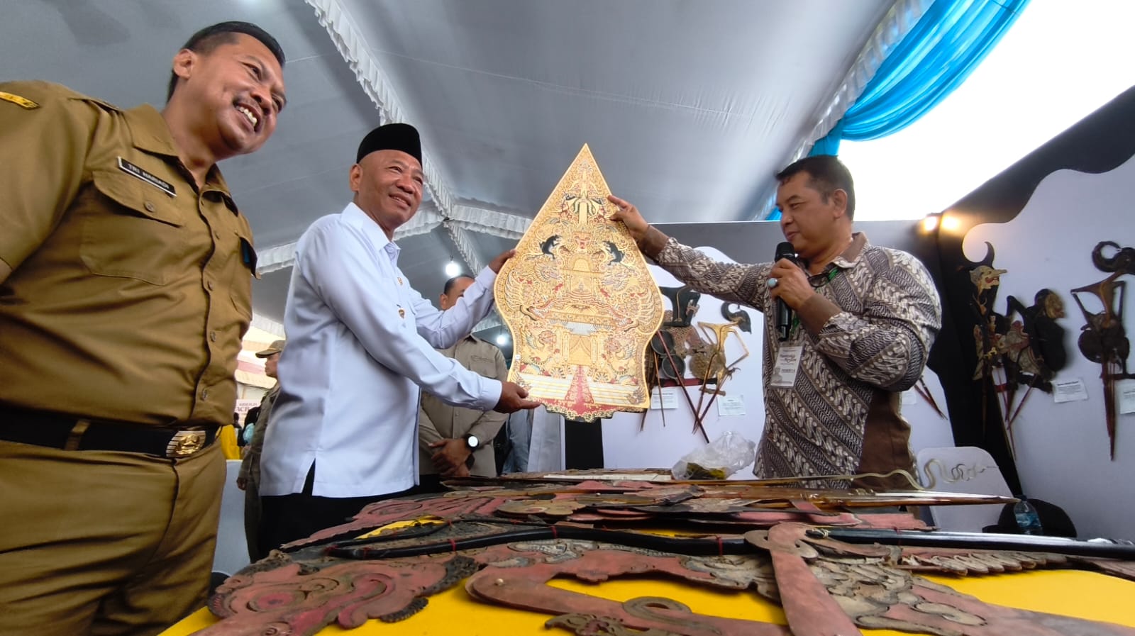 Bupati Tulungagung Gatut Sunu Wibowo saat meninjau salah satu stan di Pameran Temporer Museum 2025.