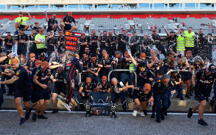 Red Bull mendapat denda sebesar EUR-50 ribu (sekitar Rp 966 juta). Itu karena salah seorang anggota tim mencoba melepas pita yang menandai posisi grid pembalap McLaren, Lando Norris.