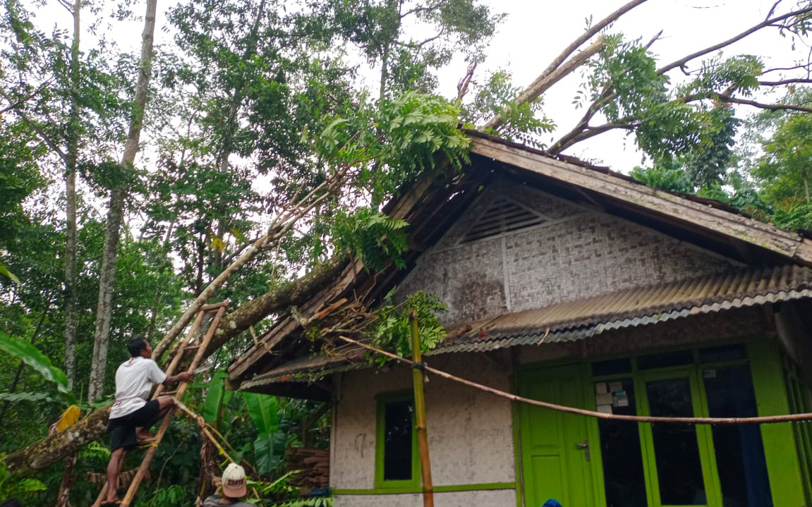 Memasuki pekan ketiga di bulan Oktober, beberapa kejadian bencana terjadi di berbagai wilayah di Indonesia.