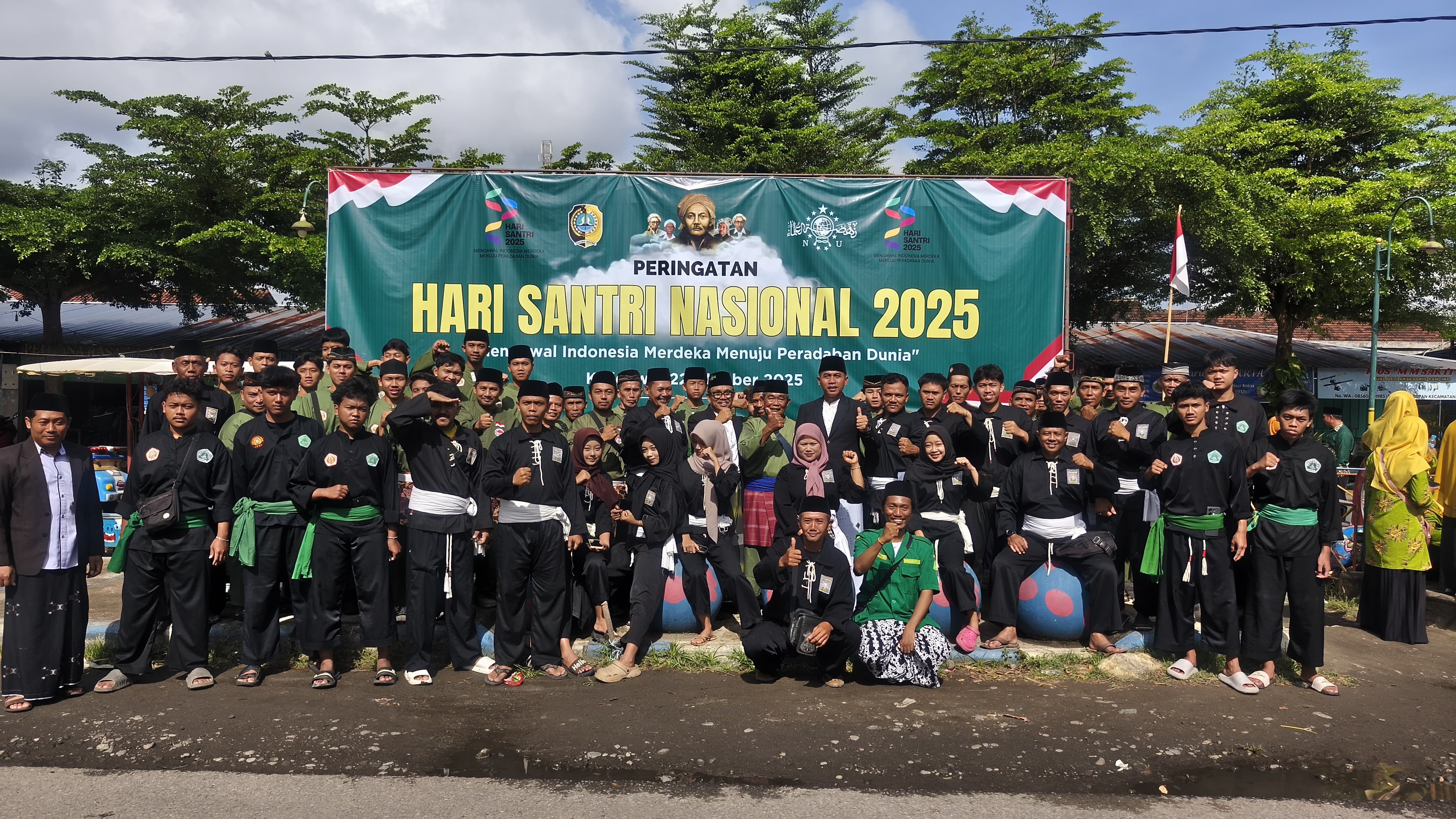 Perguruan silat di Kecamatan Kalidawir juga turut serta dalam apel akbar Hari Santri Nasional 2025.