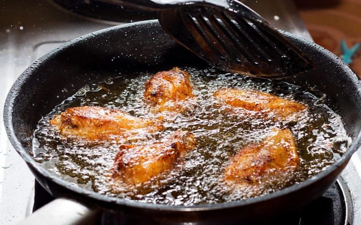 Makanan berminyak memang lezat dan menggugah selera. Dari gorengan, ayam krispi, hingga kentang goreng, semuanya sulit untuk ditolak.