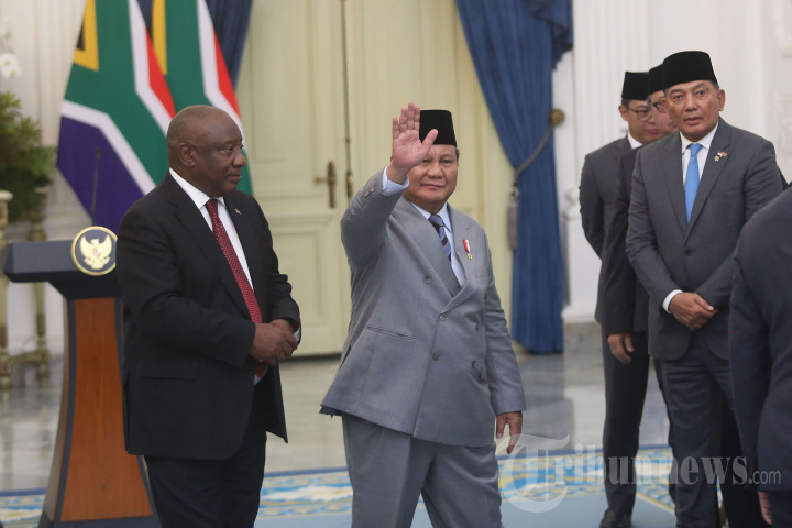 Presiden Prabowo Subianto bersama Presiden Afrika Selatan Cyril Ramaphosa meninggalkan ruangan usai menyampaikan keterangan kepada wartawan dalam kunjungan kenegaraan di Istana Merdeka, Jakarta.