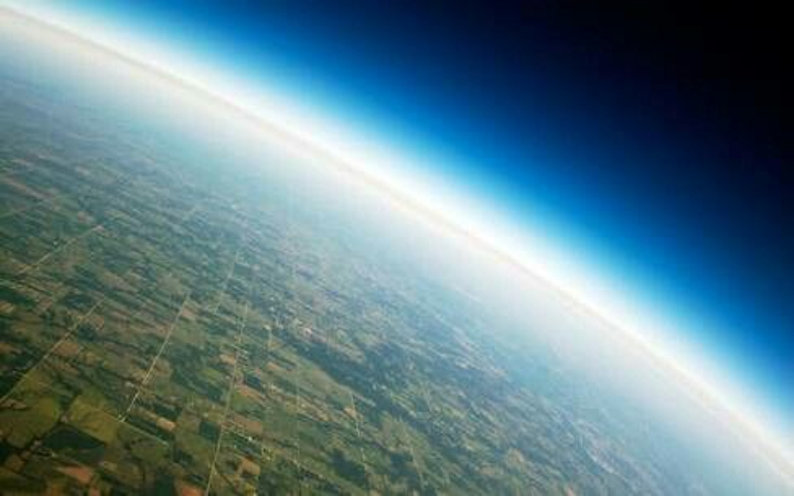 Atmosfer merupakan lapisan gas yang menyelimuti Bumi dan berperan penting dalam menjaga kehidupan di planet ini.