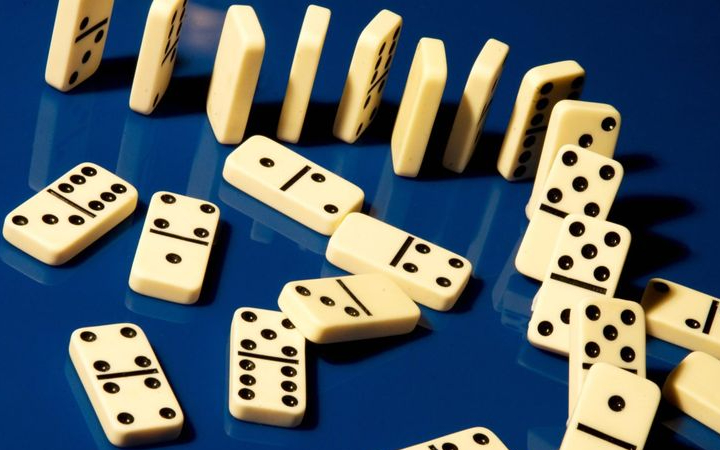 Efek domino adalah istilah yang digunakan untuk menggambarkan rangkaian peristiwa yang saling berkaitan dan terjadi secara berurutan akibat satu penyebab awal.