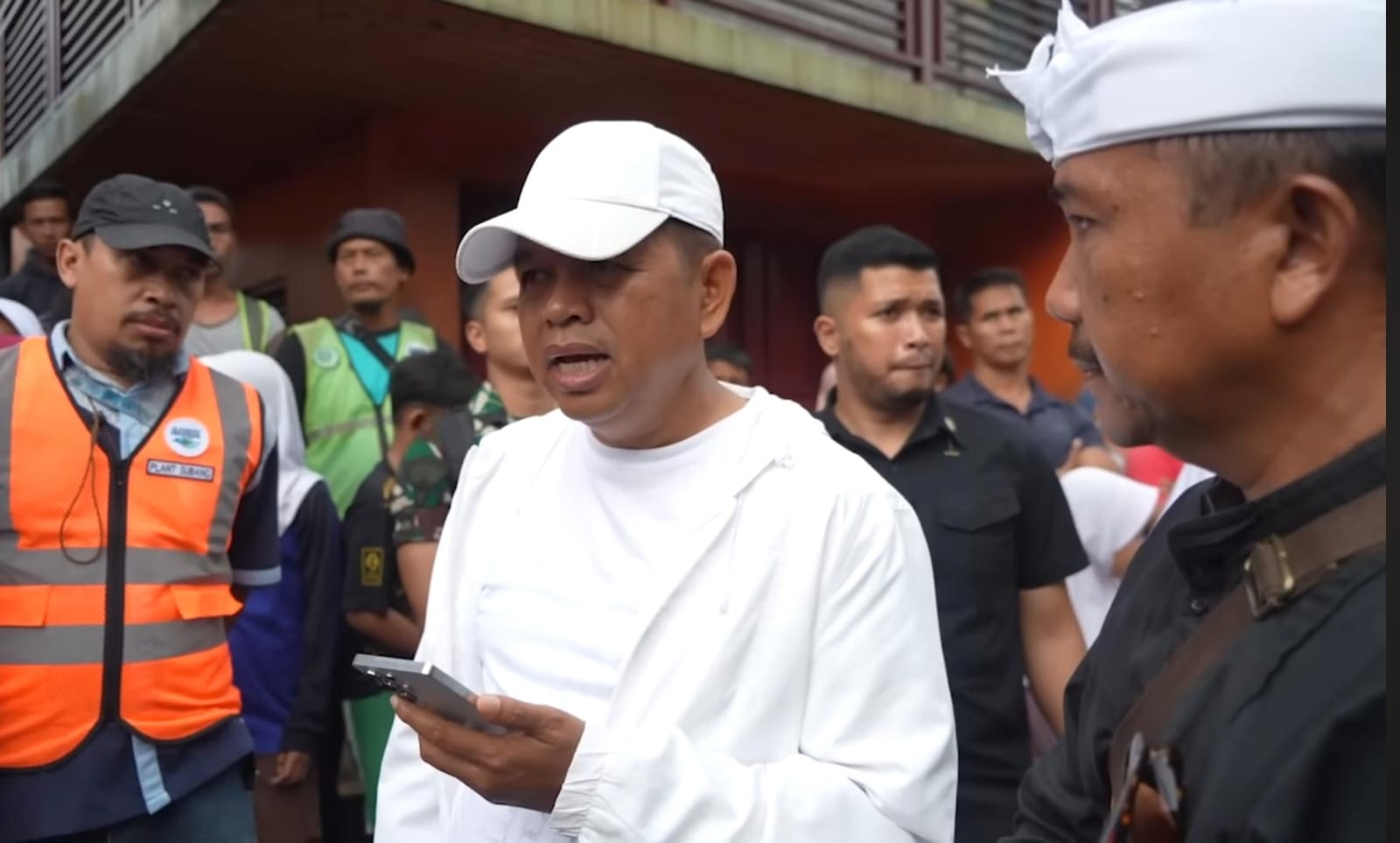 &nbsp;KDM kaget saat mengetahui sumber air aqua di pabrik pengolahan AMDK berasal dari bawah tanah melalui pengeboran. (TANGKAPAN LAYAR YOUTUBE)