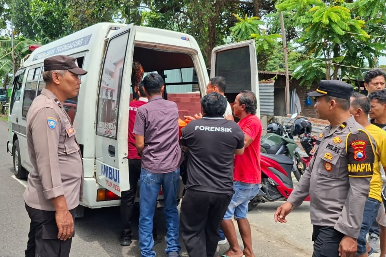 Tenaga medis mengevakuasi kuli bangunan yang meregang nyawa di Tulungagung usai tersetrum listrik, Jumat (24/10). (HUMAS POLRES TULUNGAGUNG)