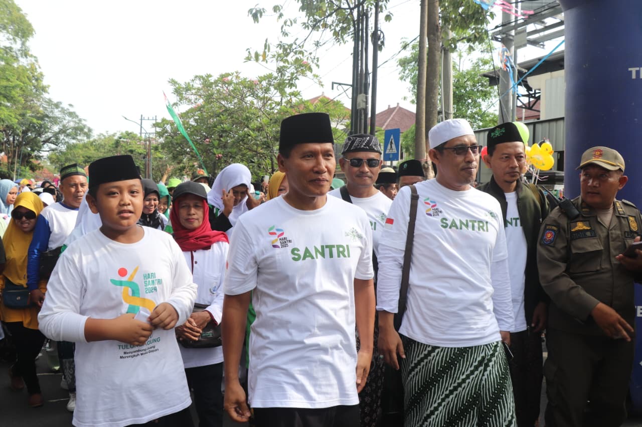 Wabup Tulungagung Ahmad Baharudin dan Ketua PCNU Tulungagung KH Bagus Ahmadi mengikuti Jalan Sehat Bersarung.