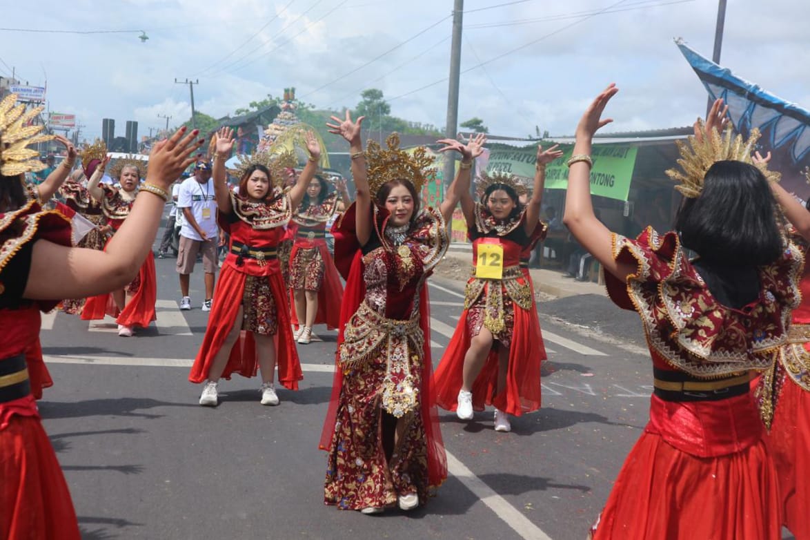 Salah satu grup karnaval Desa Ngentrong menampilkan tarian dengan kostum menarik.