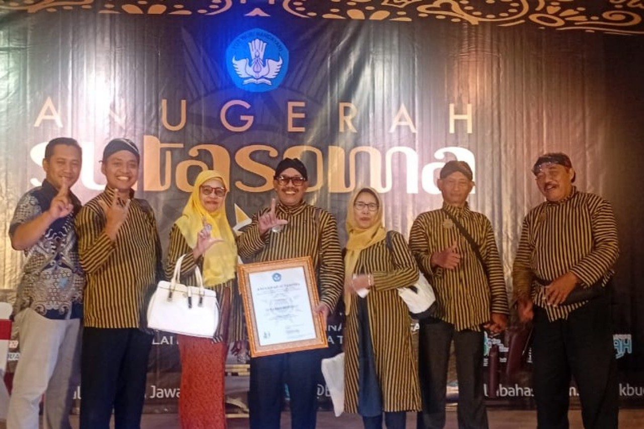 Sunarko Budiman (tengah berkacamata) saat menerima Anugerah Sutasoma beberapa waktu lalu. (DOK PRIBADI)