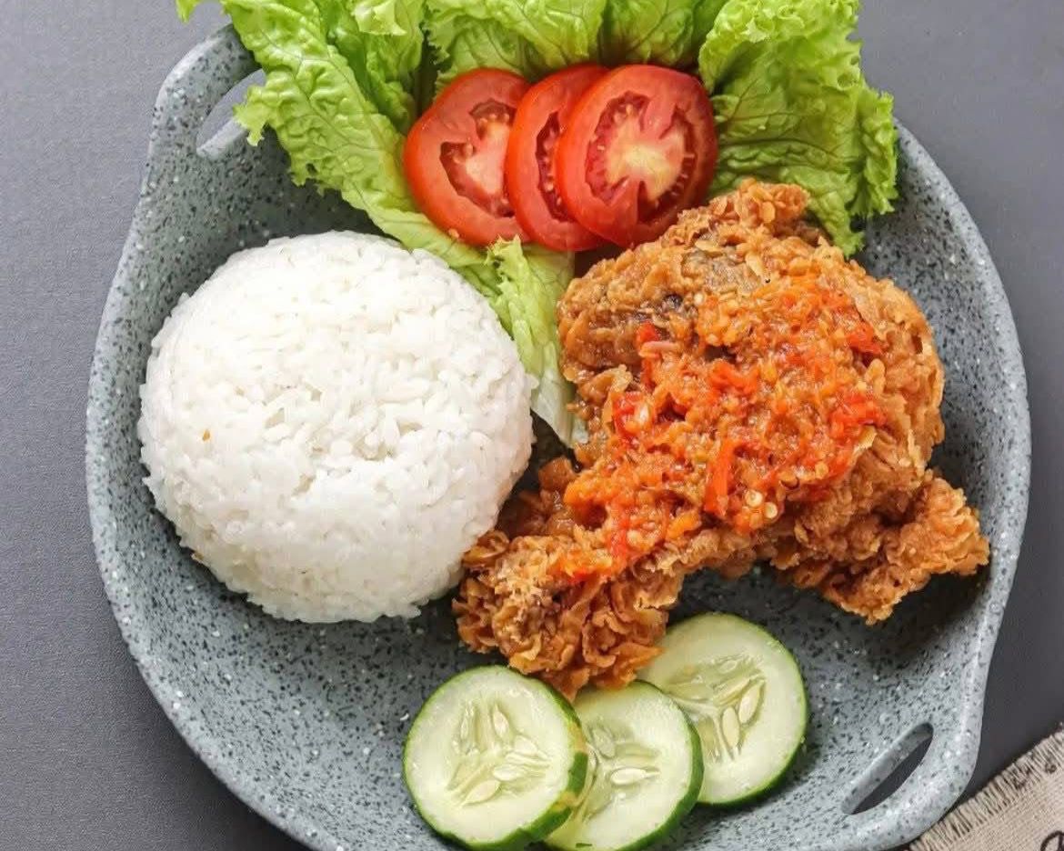 Sajian ayam geprek yang menggugah selera penggemar pedas. (FACEBOOK JESSY FATIKA)