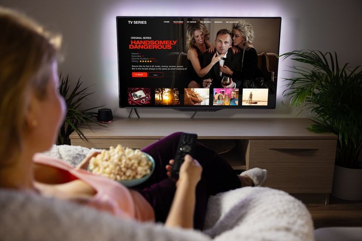 Hujan atau akhir pekan panjang?Nikmati hiburan berkualitas di rumah dengan aplikasi streaming film favorit.(pinterest.com/rosemarie)