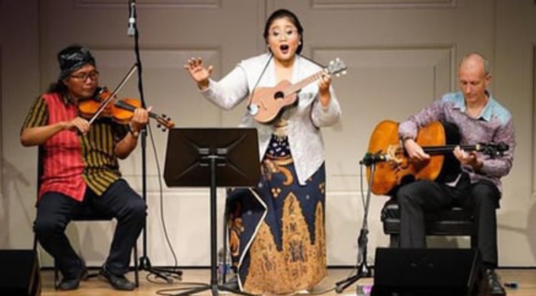 Pemain musik keroncong sedang beraksi