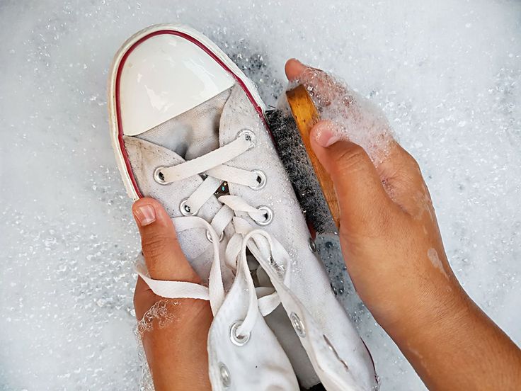 Ikuti tips mencuci sepatu yang benar agar tetap bersih, wangi, dan tidak cepat rusak.(pinterest.com/apartmenttherapy)