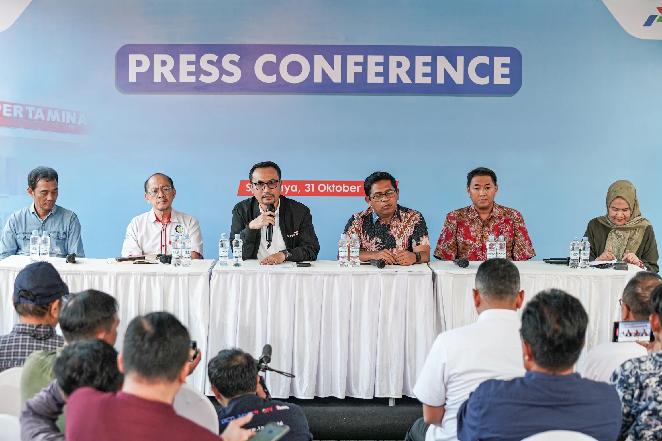 Pertamina Patra Niaga menggelar konferensi pers di SPBU Jemursari Surabaya pada Jumat (31/10).
