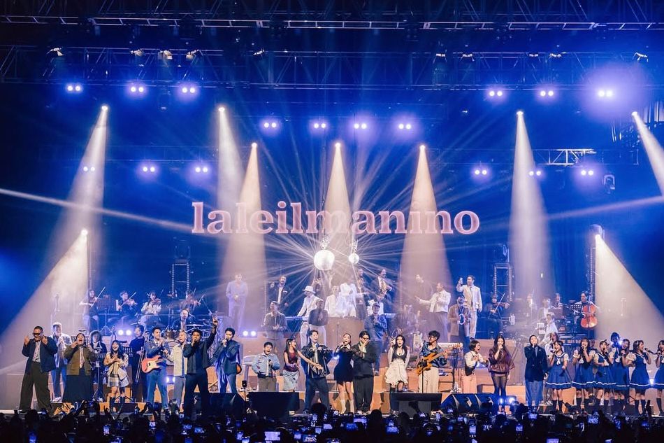 Vidi Aldiano menerima pelukan hangat dari Nino dan para sahabat di atas panggung Konser Laleilmanino & Friends.