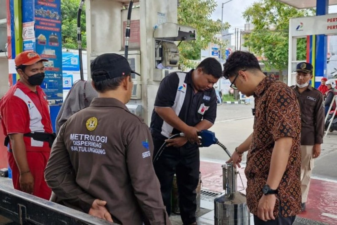 Pengecekan BBM di SPBU Karangwaru, Tulungagung pada Jumat lalu. (TRIBRATANEWS)