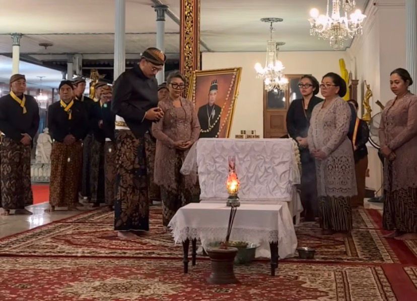 KGPAA Mangkunegara X berdoa di samping jenazah Sri Susuhunan Pakubuwono XIII. (INSTAGRAM @KARATONSURAKARTAHADININGRAT)