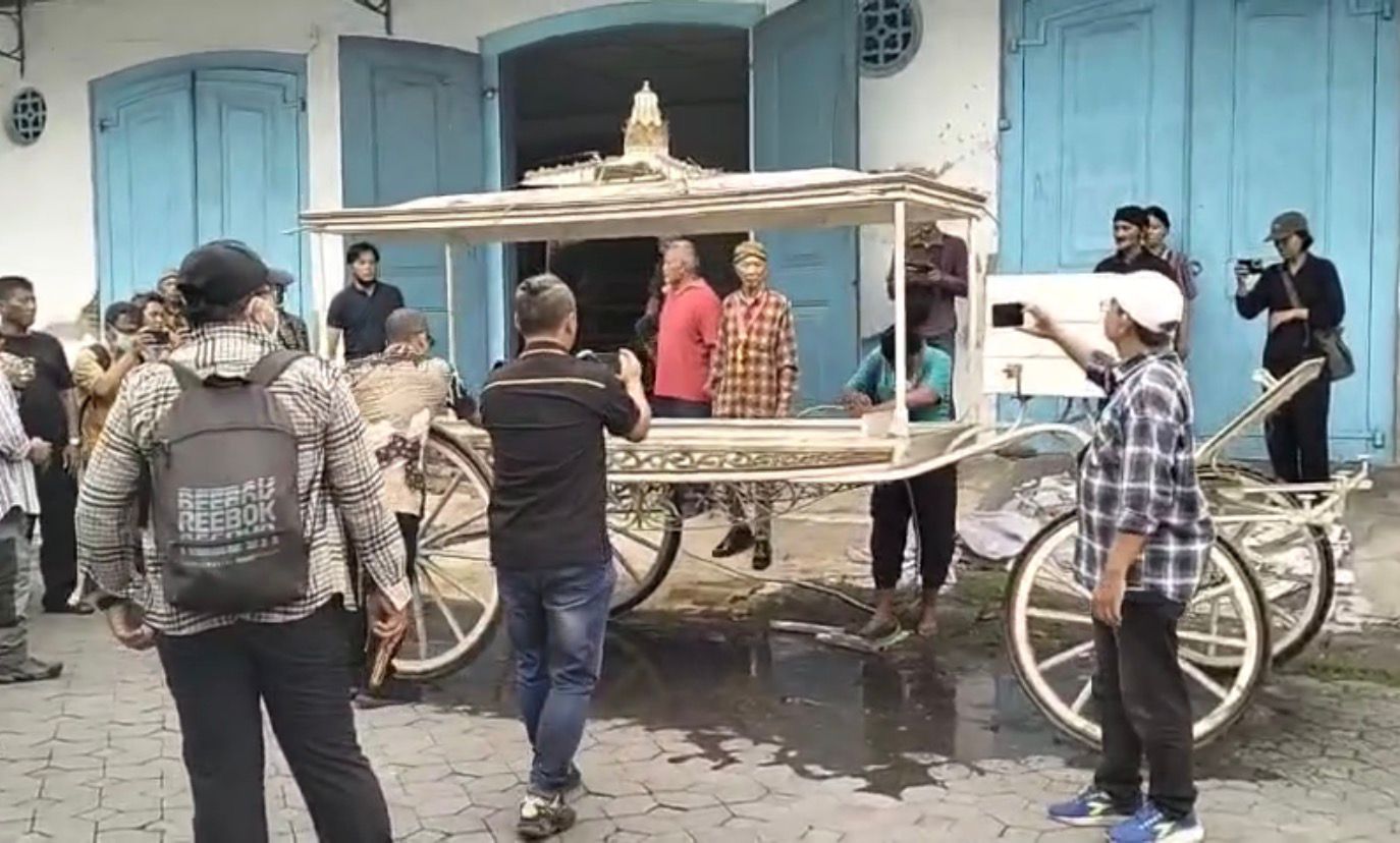 Kereta jenazah milik Keraton Kasunanan Surakarta sedang dibersihkan abdi dalem. (TANGKAPAN LAYAR FACEBOOK YVONE DEWI)