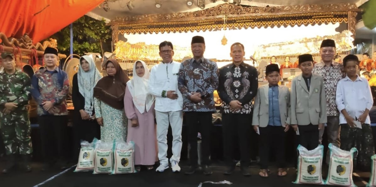 Bupati dan Wabup Tulungagung berfoto bersama penerima bantuan sembako.