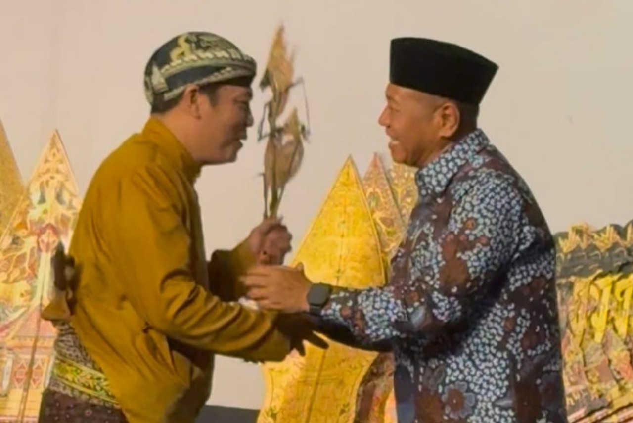 Bupati Gatut Sunu Wibowo menyerahkan wayang Kresna pada Ki Eko Prisdianto.