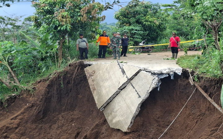 Hujan deras yang mengguyur wilayah Kecamatan Sendang,  Kabupaten Tulungagung sejak Sabtu (1/11/2025) siang menyebabkan bencana tanah longsor di beberapa titik Kecamatan Sendang.