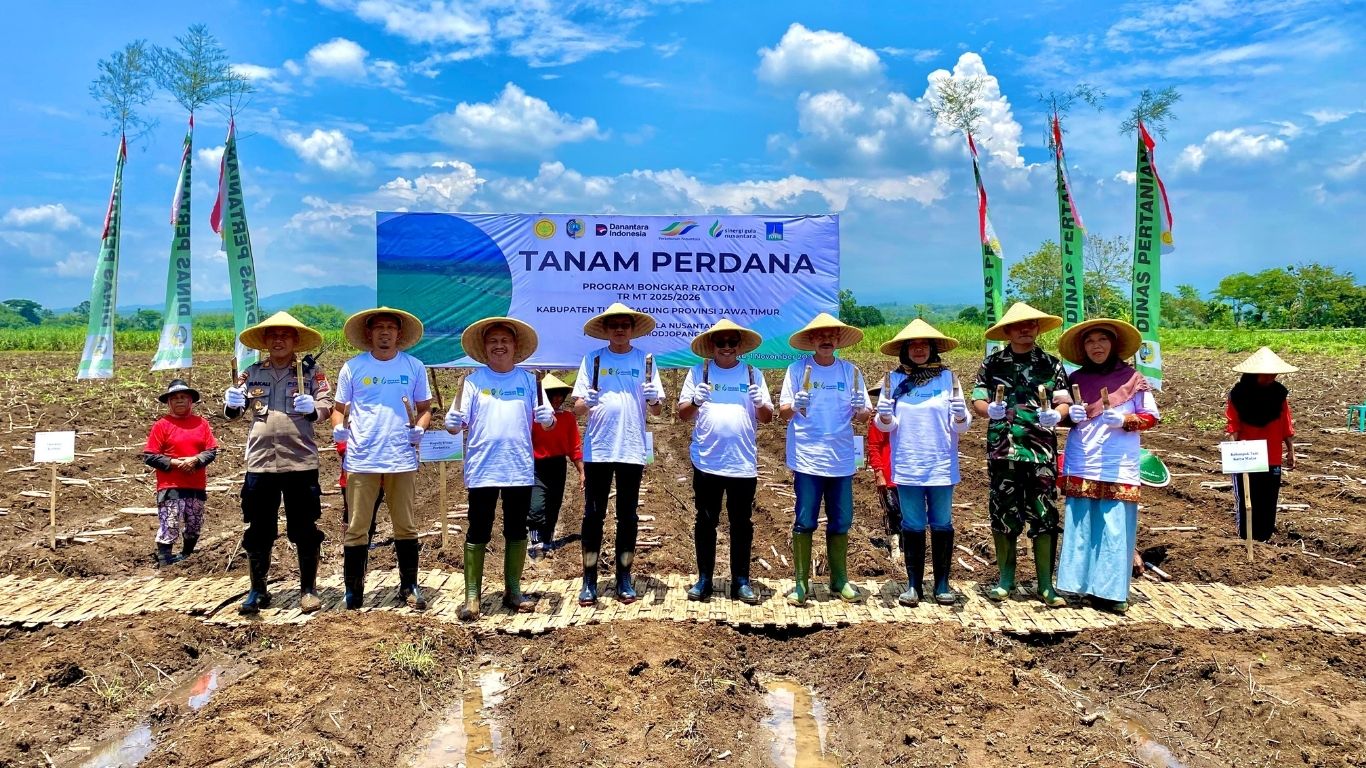 Direktur Tanaman Kelapa Sawit dan Aneka Palma Ditjen Perkebunan Kementerian Pertanian RI,  Ir Baginda Siagian MSi, dan General Manager PG Modjopanggoong, Sugiyanto SE MM, menanam perdana.