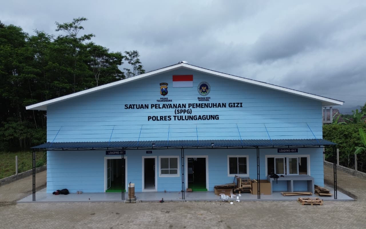 SPPG Polres Tulungagung di Dusun Krajan, Desa Sambirobyong, Kecamatan Sumbergempol, menjadi SPPG pertama di Kabupaten Tulungagung raih SLHS dari Dinkes Tulungagung.