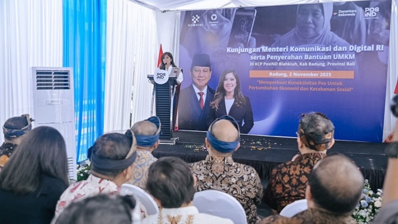 Menkomdigi Meutya Hafid saat memberikan sambutan serta penyerahan bantuan UMKM di KCP Pos Indonesia Blahkiuh, Bali, Minggu (02/11/2025). (Ahmad Tri Hawaari/Komdigi)