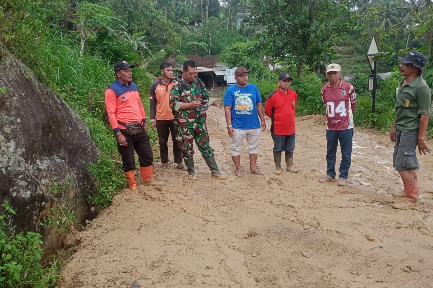 Camat Pagerwojo Setiono (dua dari kanan) saat berada di area tanah longsor di Desa Kradinan. (PEMERINTAH KECAMATAN PAGERWOJO)