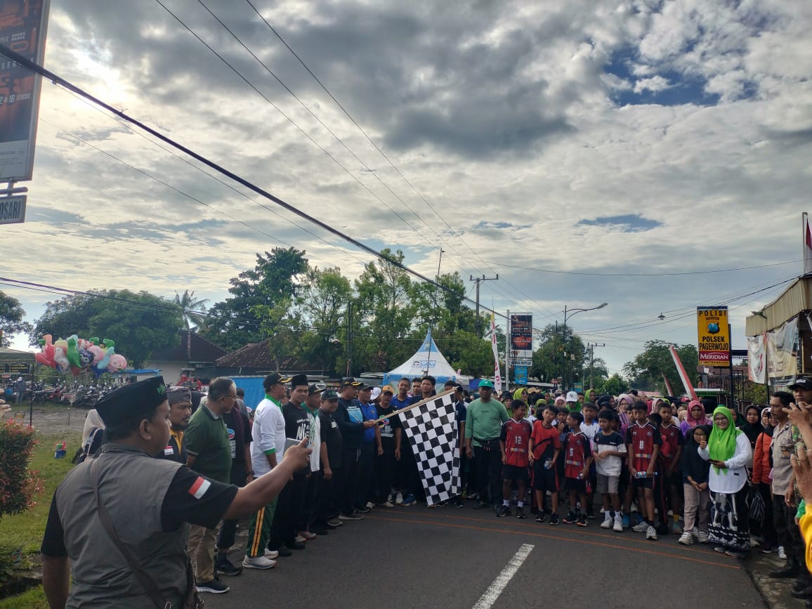 Ribuan peserta mengikuti jalan sehat santri di lapangan Desa Mulyosari, Kecamatan Pagerwojo pada Minggu (2/11/2025). (AGIL WUISAN UNTUK RADAR TULUNGAGUNG)