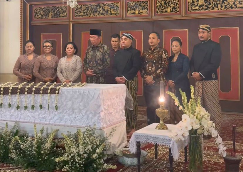 Mantan Presiden Joko Widodo tampak bertakziah dan melakukan sholat jenazah Sinuhun Pakubuwono XIII. (INSTAGRAM @KARATONSURAKARTAHADININGRAT)