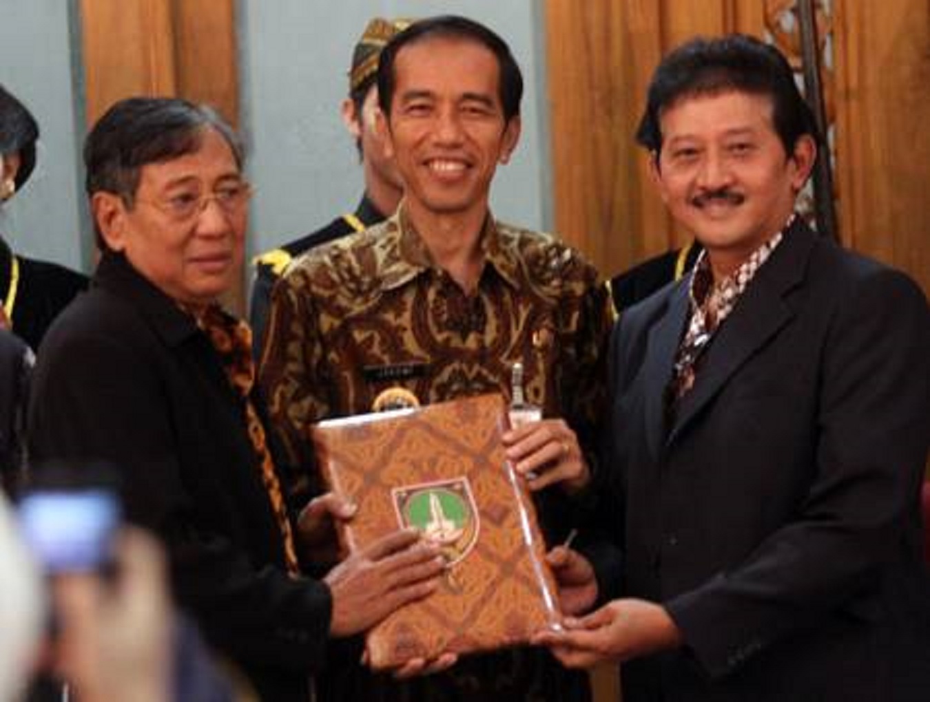 KGPH Hangabehi dan KGPH Tejowulan melakukan rekonsiliasi dengan disaksikan Wali Kota Surakarta Joko Widodo pada 2012 silam. (WIKIPEDIA)